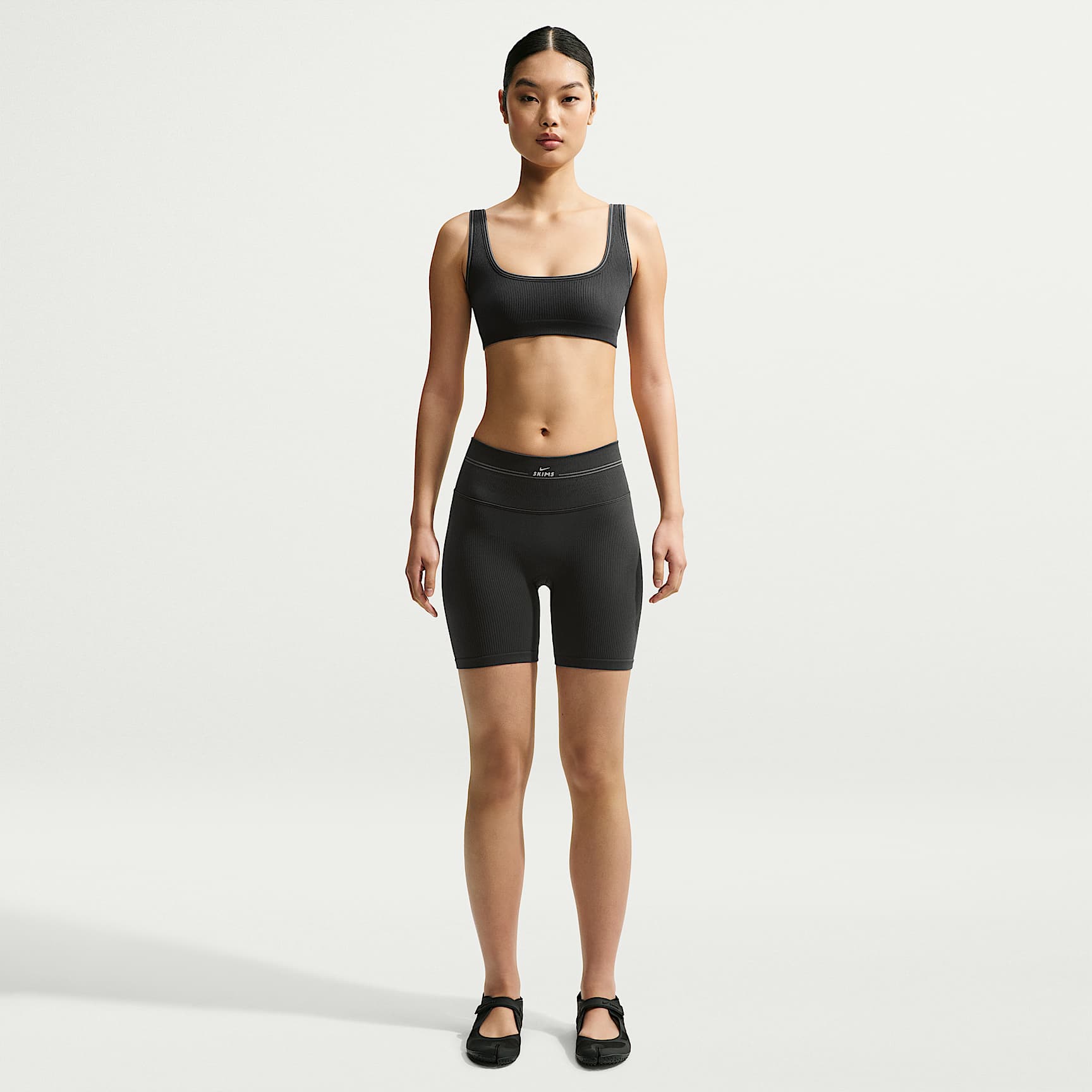 NIKE x SKIMS コラボ リブ ショートパンツ NIKE公式】NikeSKIMS Ribbed Seamless ウィメンズ 13cm ショートパンツ